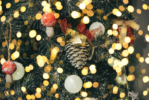 Versierde kerst- of nieuwjaarsboom - Foto, afbeelding