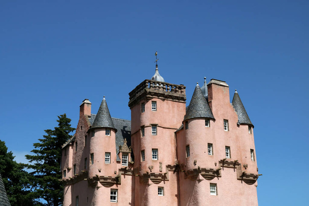 Craigievar Castle Scozia in una luminosa mattina d'estate - Foto, immagini