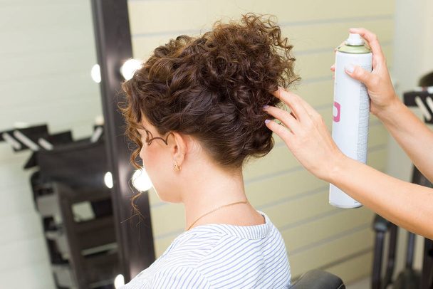 girl gets her hair done in a beauty salon - Fotografie, Obrázek
