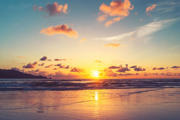 Tropikalna plaża z gładką falą i zachodem słońca niebo abstrakcyjne tło. Kopiuj przestrzeń biznesu wakacje i podróże koncepcja przygody. Vintage dźwięk filtr efekt kolor styl. - Zdjęcie, obraz