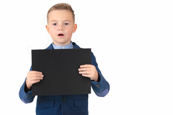 Happy kilépett nyitott szájú kaukázusi fiatal iskolás bemutató és kijelző üres fekete tábla készen áll a szöveges vagy termék.Fehér háttér elszigetelt. - Fotó, kép