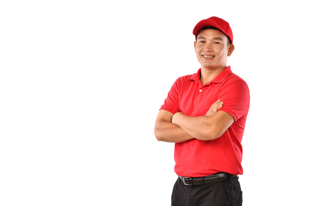 Portrait de livraison asiatique homme, messager, empolyee, travailleur, fournisseur de services souriant et regardant heureux et bienvenu - Photo, image