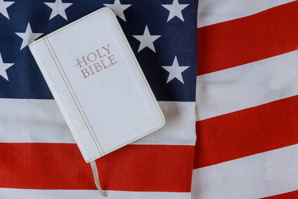 Bíblia Sagrada com em um livro religioso sobre bandeira americana - Foto, Imagem
