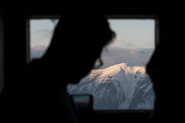 χιονισμένο βουνό κορυφή, πρόσωπο στο μέτωπο θολή, χειμερινός τουρισμός στις Άλπεις - Φωτογραφία, εικόνα
