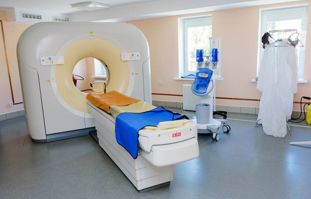 Tietokonetomografia tai laskennallinen aksiaalinen tomografia scan kone sairaalahuoneessa - Valokuva, kuva