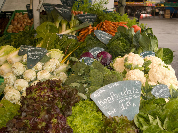 piactér gyümölcsökkel és zöldségekkel - Fotó, kép