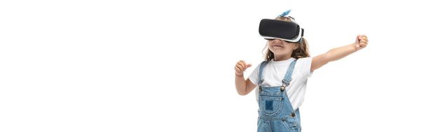 девушка в гарнитуре виртуальной реальности жесты изолированы на белый, панорамный снимок - Фото, изображение