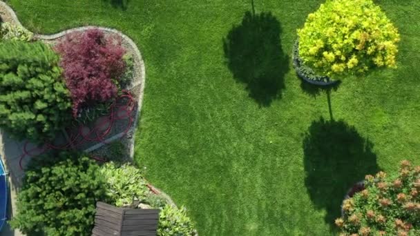 Vista aérea do gramado e do jardim no dia quente do verão. Design de Jardim Contemporâneo Combinando Natureza e Conforto em Bela Arquitetura Paisagista.  - Filmagem, Vídeo