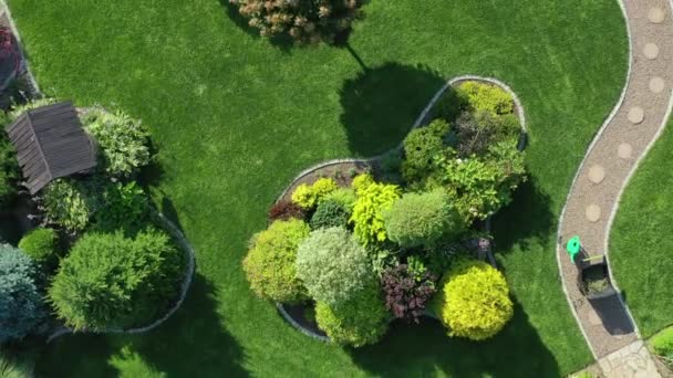 Zomer Routine Onderhoud van Enorme achtertuin en grasveld. Manicuurde landschap ontwerp van ruime luxe prive-landgoed op zonnige dag. - Video