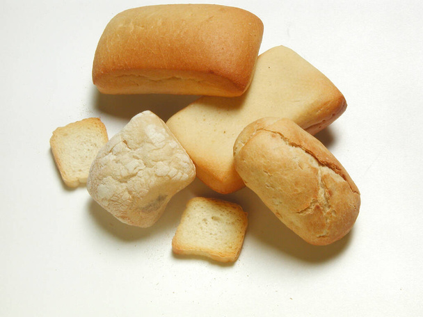 Erilaisia leipää eristetty valkoisella pohjalla - Valokuva, kuva