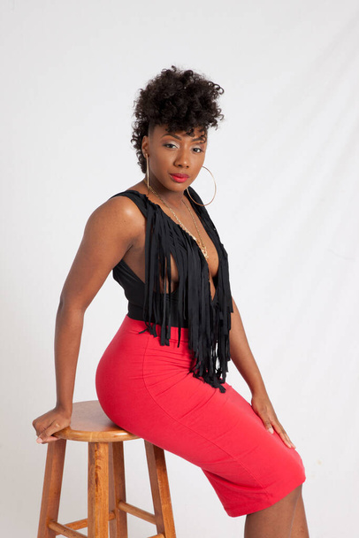 Sexy donna nera seduta su uno sgabello - Foto, immagini
