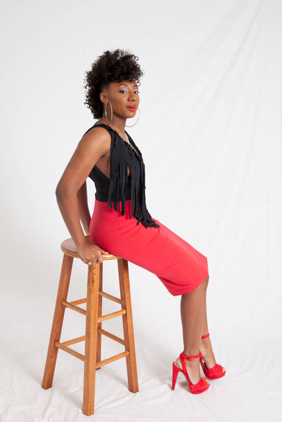 Sexy donna nera seduta su uno sgabello - Foto, immagini