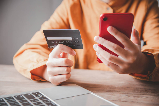 Les mains des femmes tenant une carte de crédit et de travailler sur ordinateur portable Paiement en ligne pour les achats en ligne - Photo, image