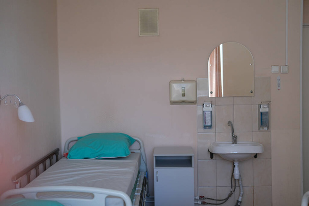 Concept healthcare and medicine. Hospital ward,bed close up - Foto, Bild