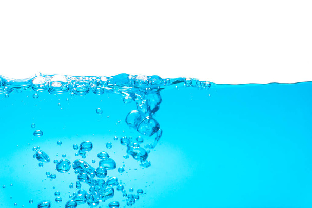Μπλε κύμα νερού και φυσαλίδες σε λευκό φόντο - Φωτογραφία, εικόνα