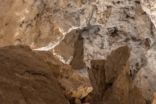 Kaunis luola kallioperään Ranskassa, Ariege, Tarascon sur Ariege, Cave Lombrives. - Valokuva, kuva