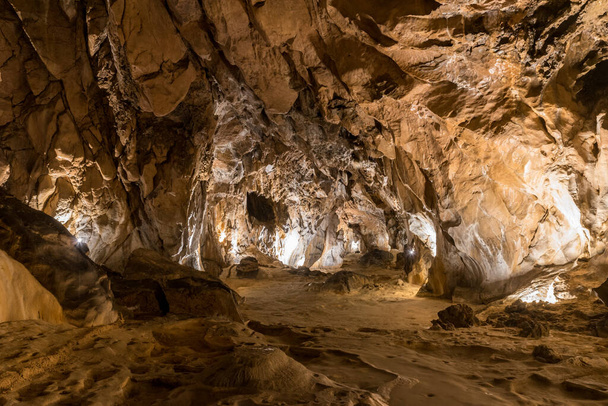 Прекрасні печерні скелі у Франції, Ар'єрі, Тараскон-сюр-Арієж, печера Ломбрівс. - Фото, зображення