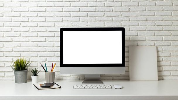 Mockup tyhjä näyttö tietokone puupöydällä. työpöydän tyhjä valkoinen ruutu, työtila ja toimistotarvikkeet pöydällä - Valokuva, kuva