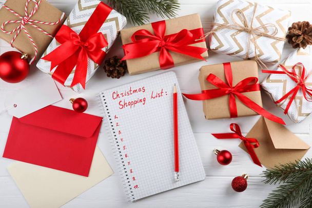 Lista della spesa di Natale. Composizione sul tema dello shopping natalizio vista dall'alto - Foto, immagini