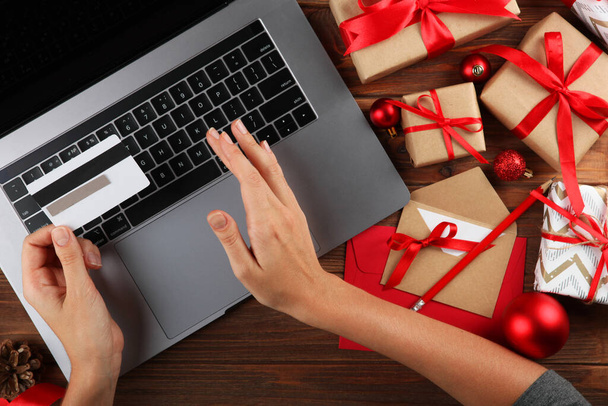 Girl makes Christmas shopping online. christmas shopping - Zdjęcie, obraz