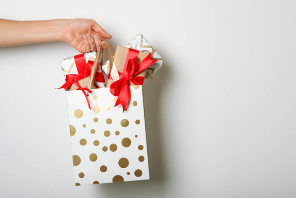 Бумажный пакет, полный рождественских подарков закрыть с места на место текста - Фото, изображение