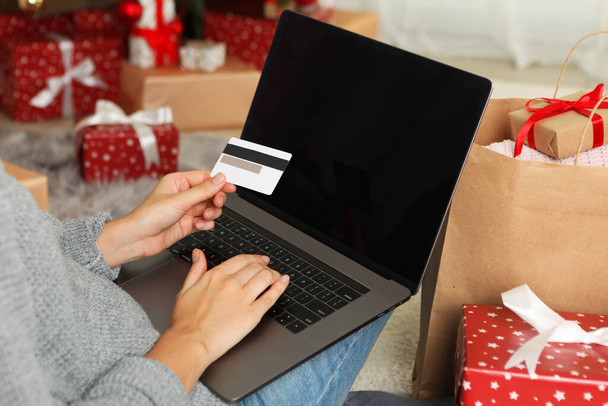 Mädchen macht Weihnachtseinkäufe online. Weihnachtseinkauf - Foto, Bild