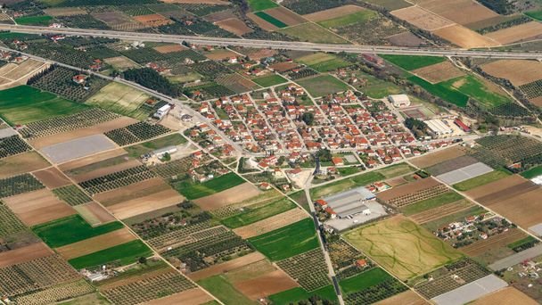 Luftaufnahme von Feldern mit traditioneller griechischer Landwirtschaft aus dem Flugzeugfenster. - Foto, Bild