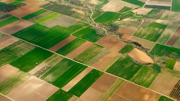Geleneksel Yunan tarımına sahip hava manzarası bir uçak penceresinden görülüyor. - Fotoğraf, Görsel
