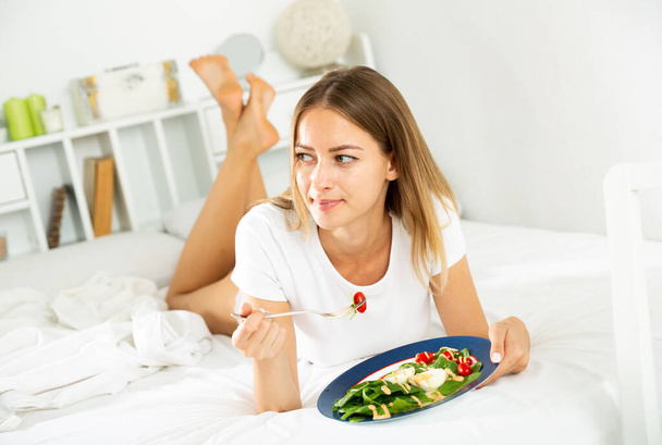 Girl having healthy breakfast in bed - Fotó, kép