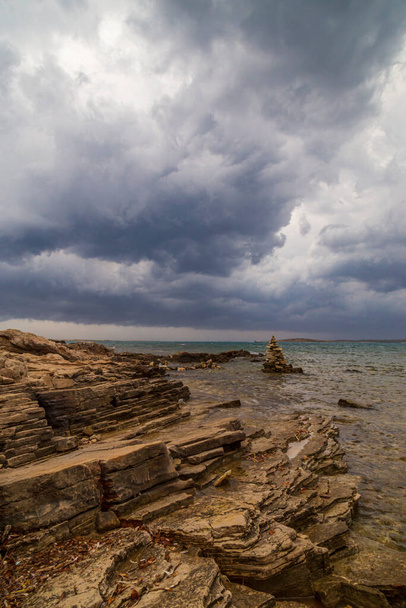 Dramáticas nubes de tormenta y lluvia sobre el mar Adriático en verano - Foto, imagen