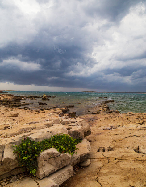 Драматические грозовые тучи и дождь над Адриатическим морем летом - Фото, изображение
