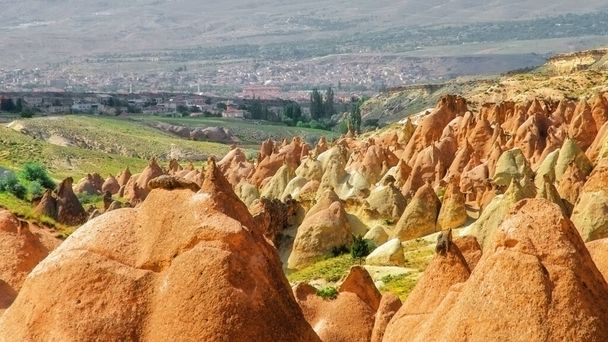 Devrent Valley / Imaginary Valley, μια κοιλάδα γεμάτη μοναδικούς βραχώδεις σχηματισμούς στην Καππαδοκία της Τουρκίας - Φωτογραφία, εικόνα