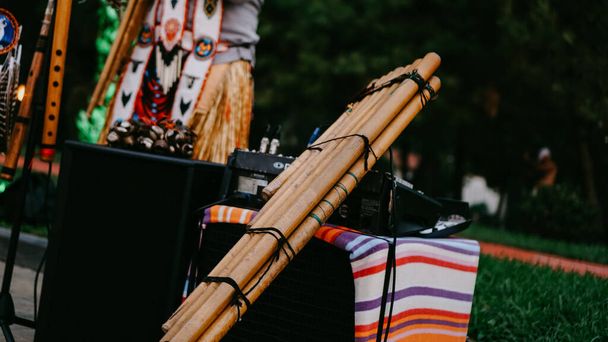 Tubo de bambu - Instrumento popular estilo indiano - desempenho público - Foto, Imagem