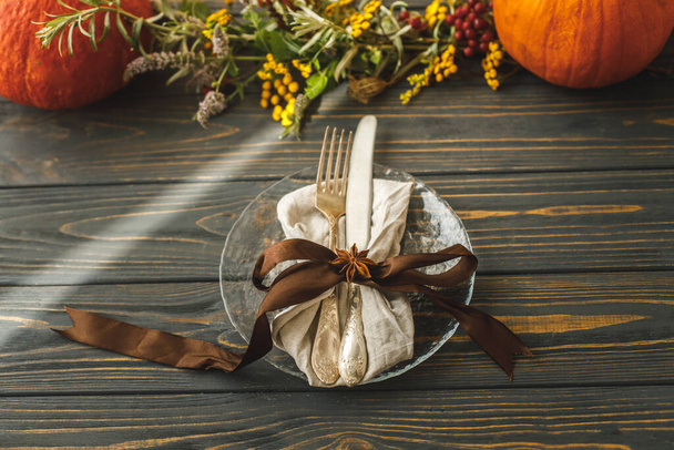Geen verspilling van Thanksgiving diner. Stijlvolle bord met bestek en herfst decoraties, pompoen, natuurlijke takken en herfstbloemen op rustieke tafel. Herfst bruiloft - Foto, afbeelding