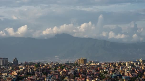 Časová prodleva videa v 24p ukazuje mraky valící se přes Himalájské hory a město Káthmándú, Nepál. - Záběry, video