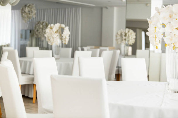 Empty restaurant luxury interior background. Empty chair and table inside room photo. White restaurant interior. - Valokuva, kuva