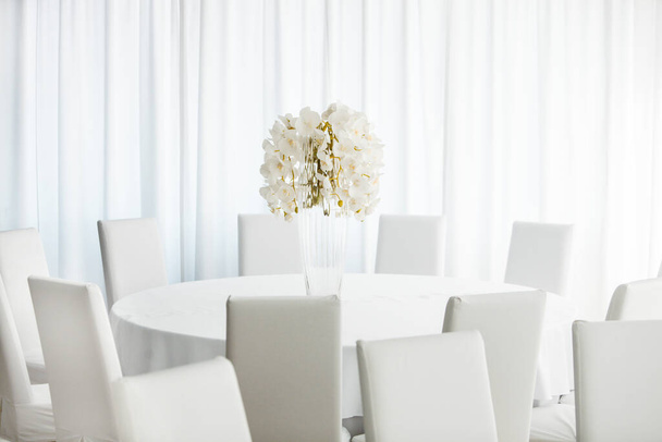 Empty restaurant luxury interior background. Empty chair and table inside room photo. White restaurant interior. - Photo, Image