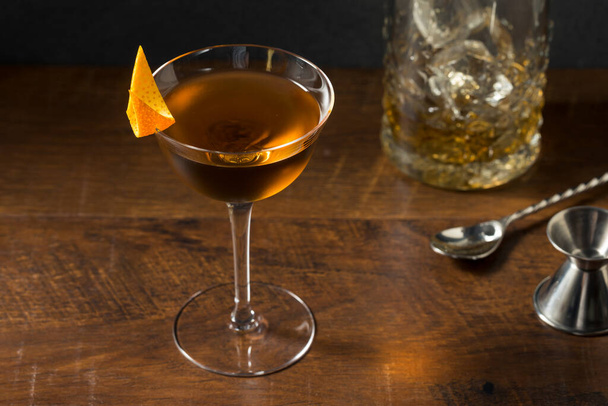 Boozy Refreshing Bamboo Cocktail with Vermouth Sherry and Orange - Foto, afbeelding