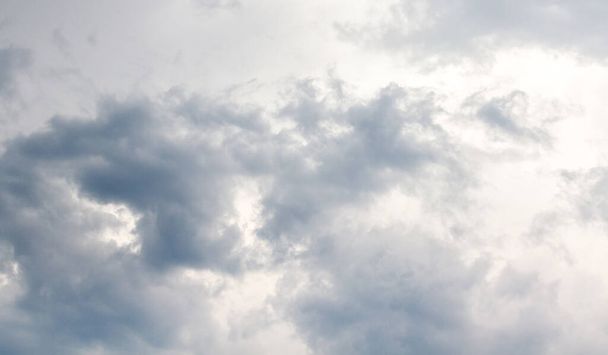 Nubes grises y extrañas en el clima nublado - Foto, Imagen