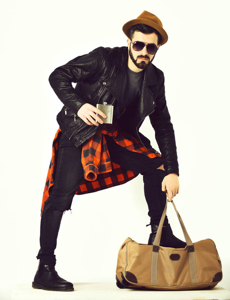 Homme barbu, hipster caucasien avec moustache tenant fiole - Photo, image