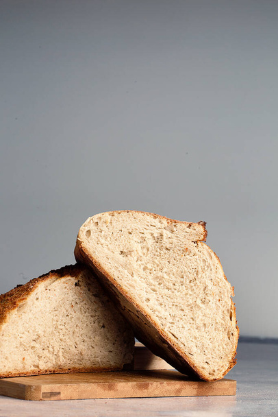 Loaf χωριάτικο ψωμί προζύμι σε δύο μισά - Φωτογραφία, εικόνα