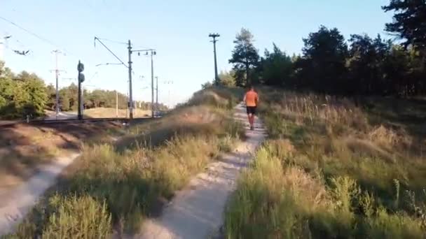 Marathon Runner Jog On Forest. Triatlonista Běh, sprint a vytrvalostní trénink. Muž běhající napříč krajinou, běžící po stezce v lese. Školení a cvičení venku - Záběry, video