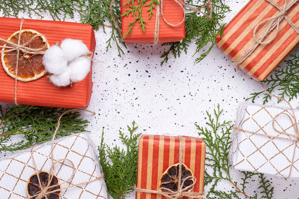 Weihnachten rot und weiß eco Geschenke auf weißem Hintergrund - Foto, Bild