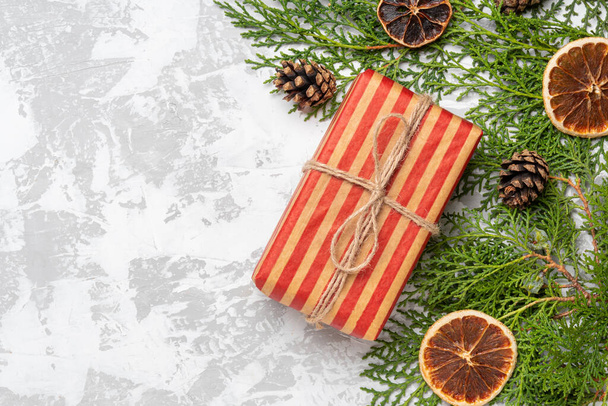 Weihnachten rot eco Geschenk auf weißem Zement Hintergrund - Foto, Bild