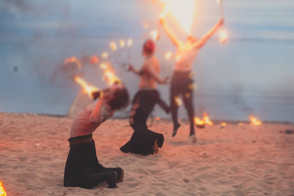 Gruppe von Feuerkünstlern Fakir führen erstaunliche Show in der Nacht mit Flammenwerfern, Feuertänzern, Feuerkette, extreme Flammenatmung - Foto, Bild