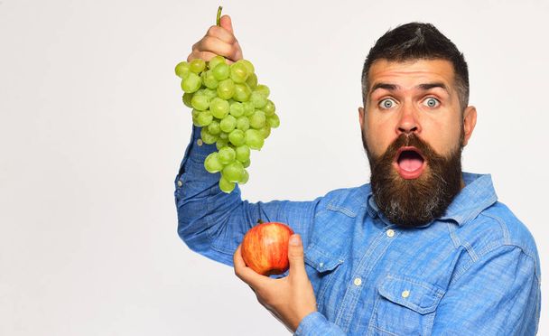 Farmer shows harvest. Winegrower with shocked face - Foto, Bild