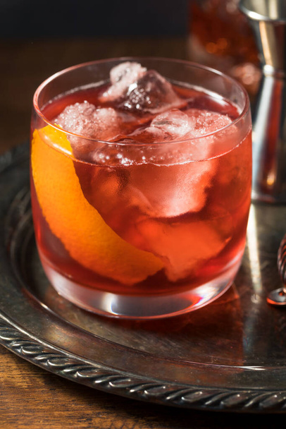 Refreshing Boozy Boulevardier Cocktail with Orange and Vermouth - Foto, afbeelding
