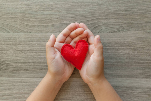 Çocukların elleri keçeden yapılmış bir kalp tutar. Sevgililer Günü - Fotoğraf, Görsel