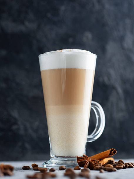 sklenici latté kávy na betonovém stole - Fotografie, Obrázek