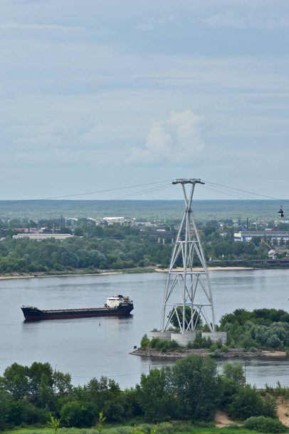 φορτηγό πλοίο πλέει στον ποταμό Βόλγα - Φωτογραφία, εικόνα